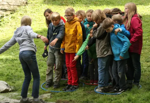 Un groupe d'enfants fait des activités à l'extérieur