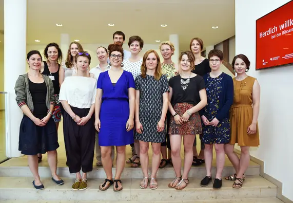 Des participants au programme pose devant le BIEF