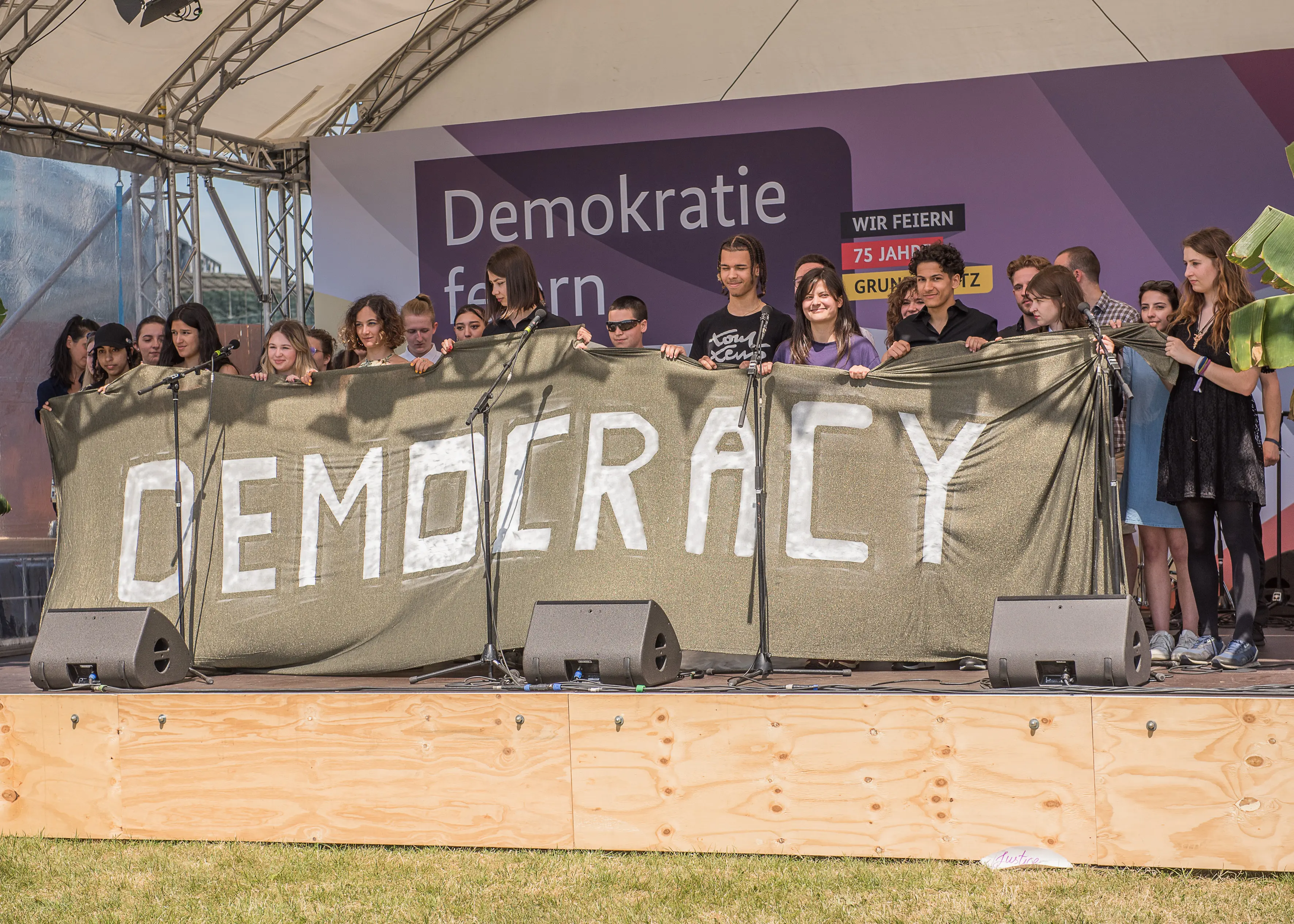 La bannière sur scène lors de la fête de la démocratie