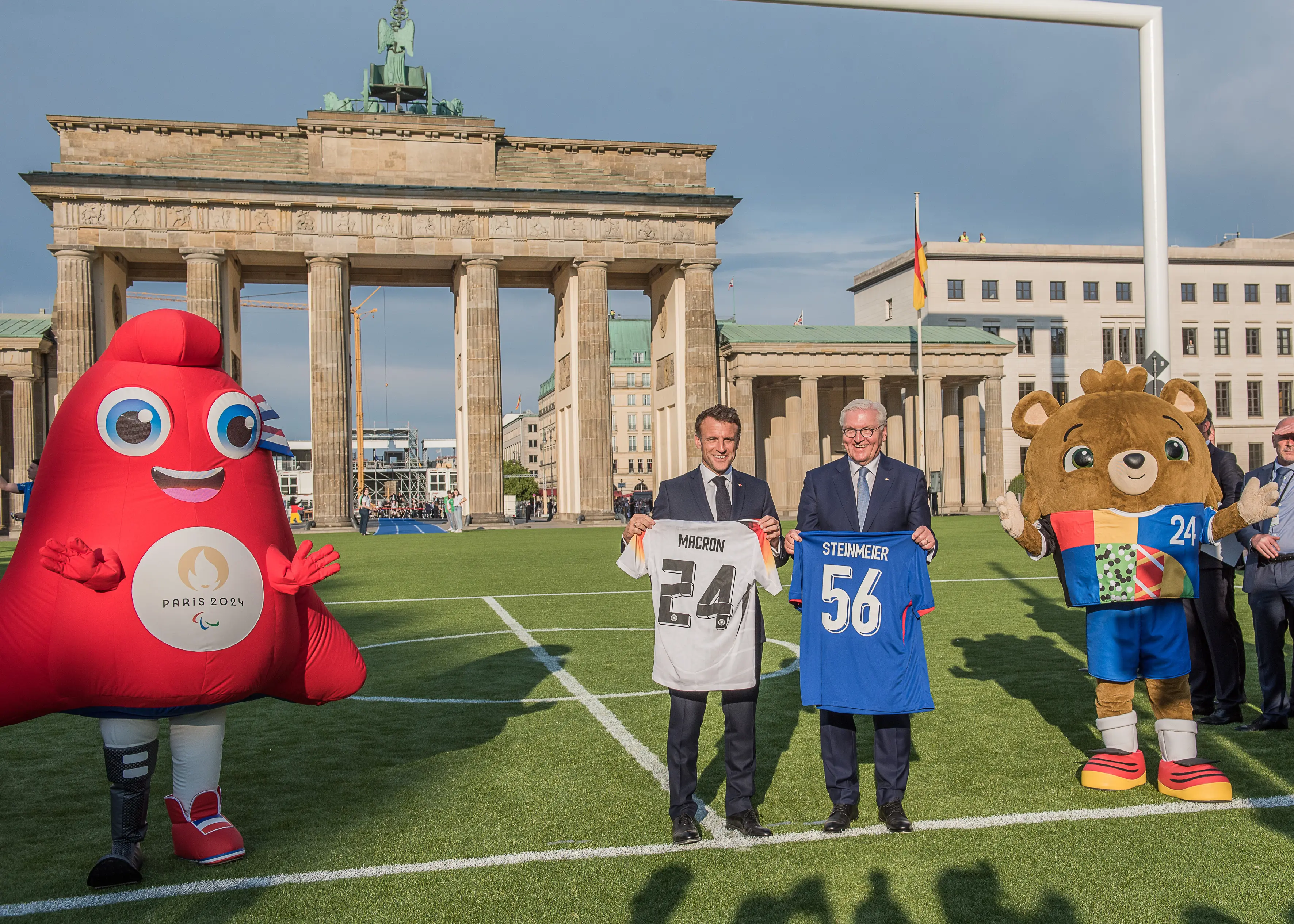 Emmanuel Macron et Frank-Walter Steinmeier rencontrent les volontaires de l'EURO 2024