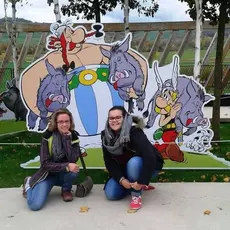 Zwei Austauschpartnerinnen im Parc Astérix