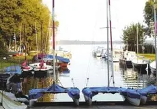 Catamarans sur un plan d'eau