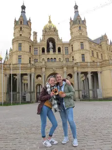 Deux correspondantes devant un monument historiques