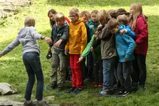 Un groupe d'enfants joue à l'extérieur