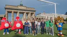 Emmanuel Macron et Frank-Walter Steinmeier rencontrent les volontaires de l'EURO 2024