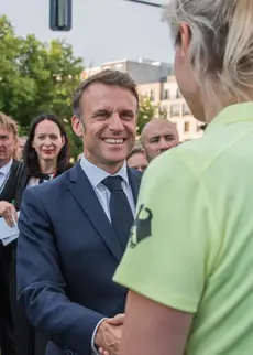 Emmanuel Macron et Frank-Walter Steinmeier rencontrent les volontaires de l'EURO 2024