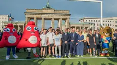 Emmanuel Macron et Frank-Walter Steinmeier rencontrent les volontaires de l'EURO 2024