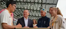 Olaf Scholz discute avec les jeunes