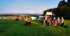 Décollage de la montgolfière au petit matin