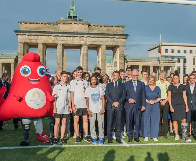 Emmanuel Macron et Frank-Walter Steinmeier rencontrent les volontaires de l'EURO 2024