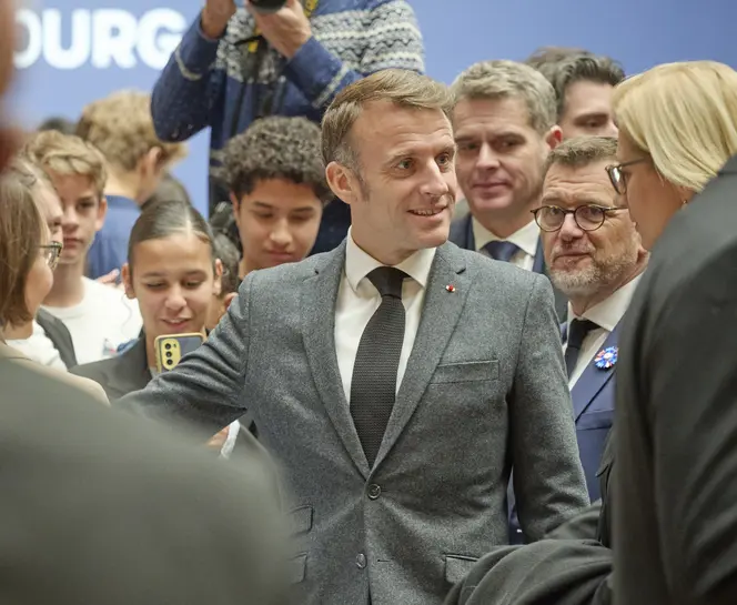 Emmanuel Macron avec les jeunes